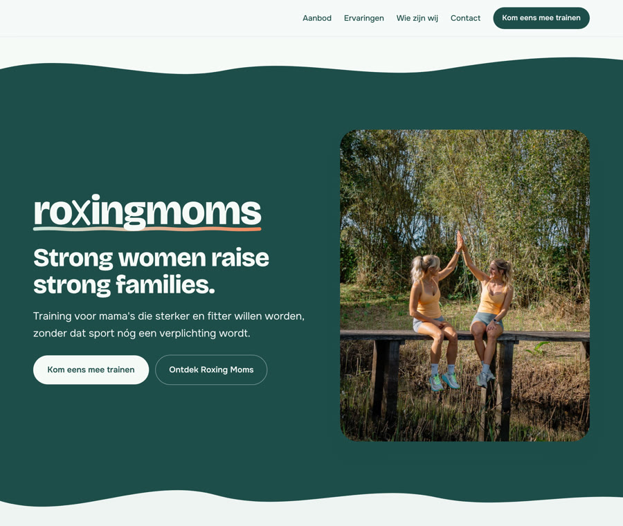 De startpagina van roxingmoms, met het woordmerk en de slogan op petrol